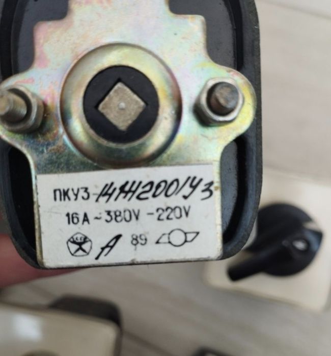 Перемикач кулачковий універсальний ПКУ3-14Ж200 16А 
Перемикач кулачк