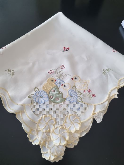 Bieżnik 82 cm ×82 cm ,motyw wielkanocny .