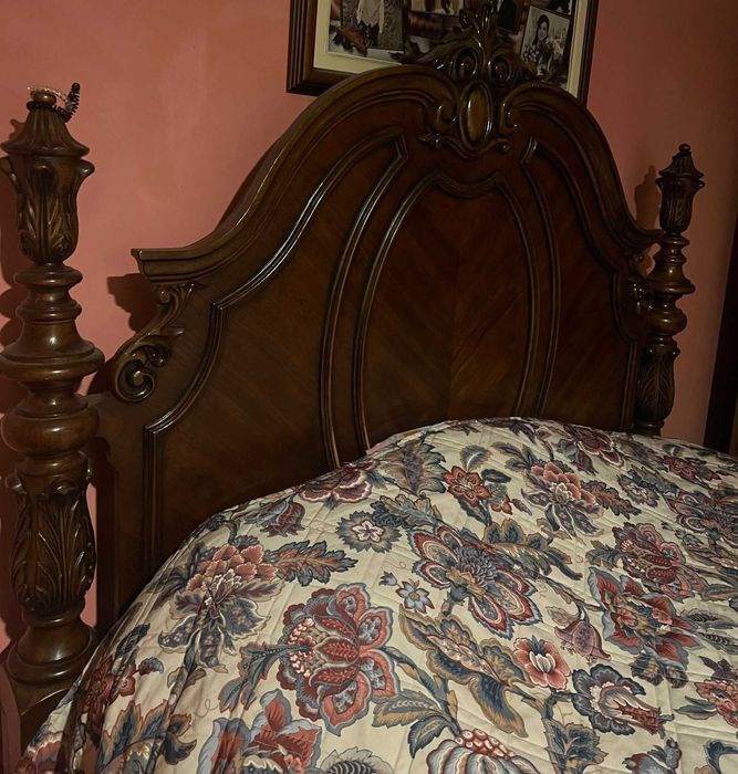 Cama de casal - madeira maciça