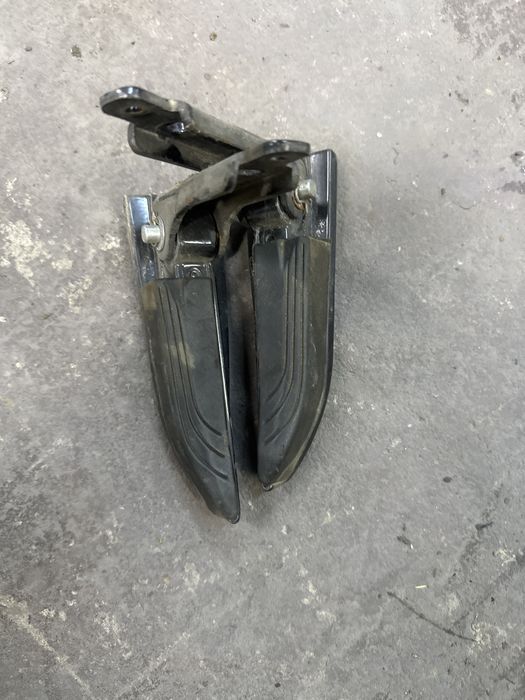 Podnóżki pasażera Piaggio Yourban 300