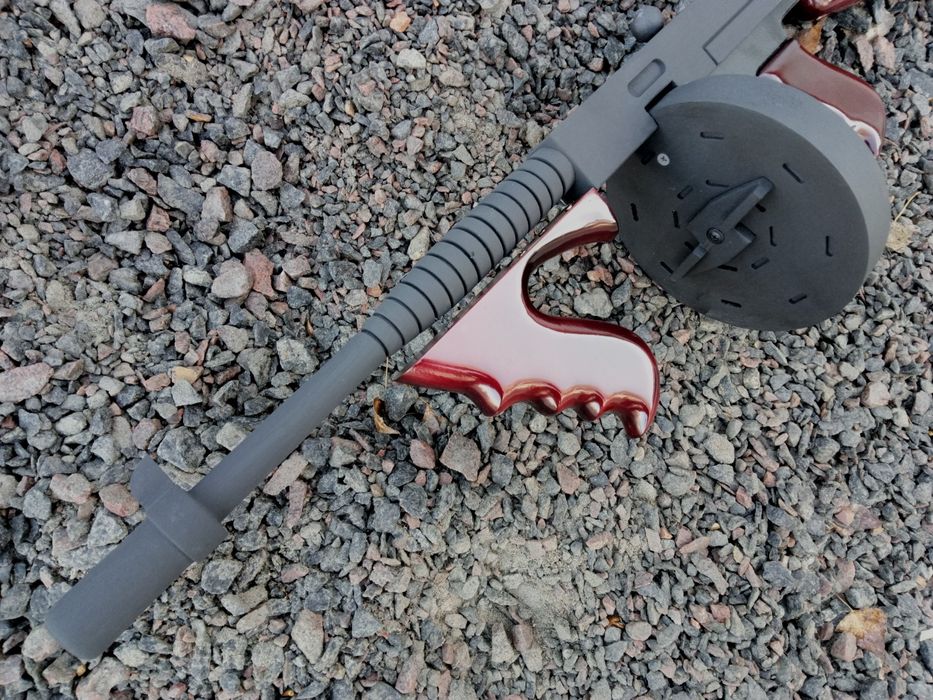 Томпсон пістолет-кулемет , дерев'яний макет