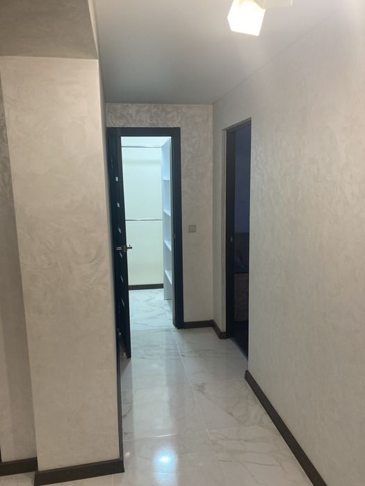 Здається трьохкімнатна в тихому центрі  з гаражем.