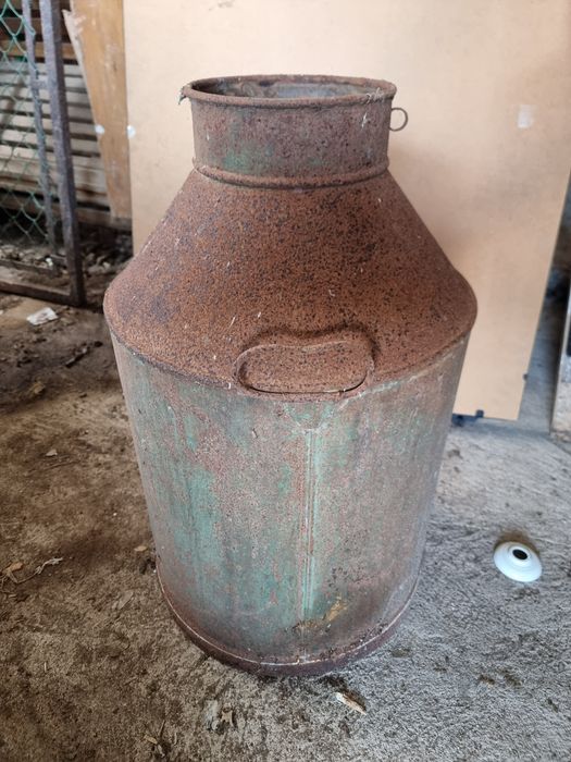 Lote de Antiguidades Rústicas: 3 Cântaros de Leite + 1 Barrica de Made