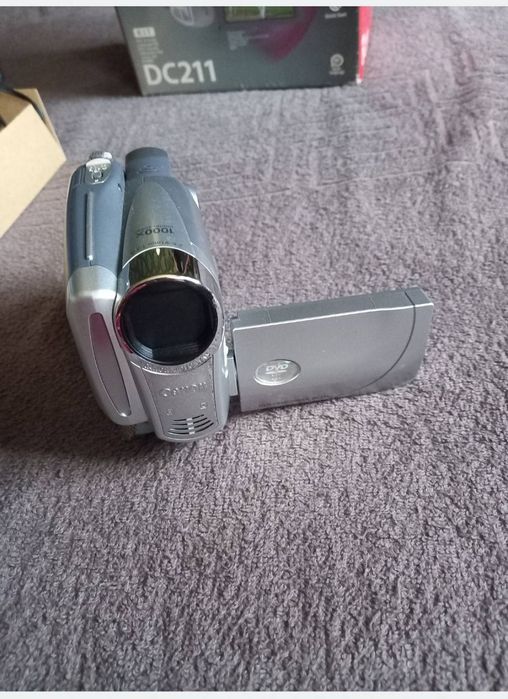 цифровая DVD-видеокамера Canon DC211. 

Запись на диски DVD-R/RW, DVD-