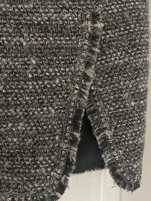 Saia curta com racha em fazenda