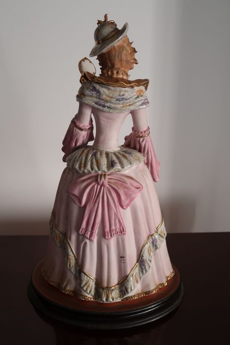 Estatueta de boneca com espelho de mão