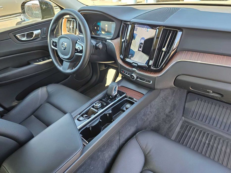 Volvo XC60 B5 Core      2023