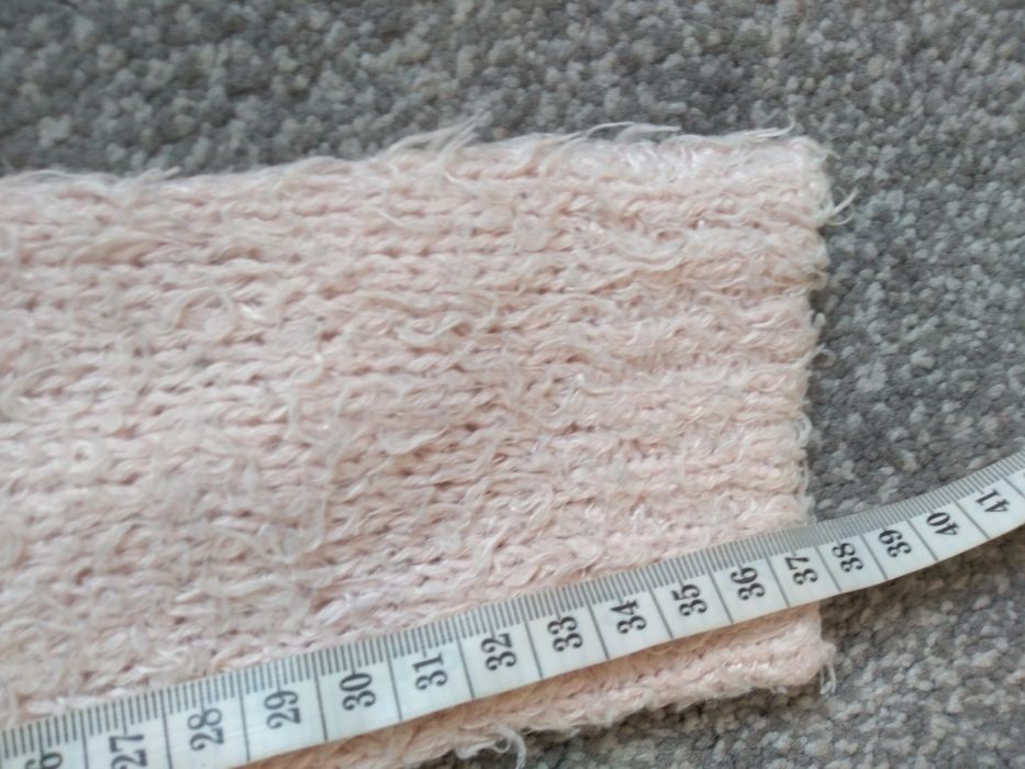 Jasno różowy włochaty miękki sweter z serduszkiem r. 122-128