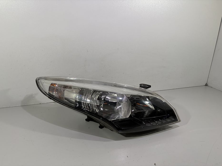 Renault megane iii 3 lampa przód przednia prawa eu