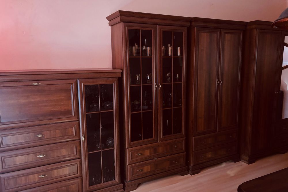 Komplet mebli salonowych w kolorze orzechowy brąz