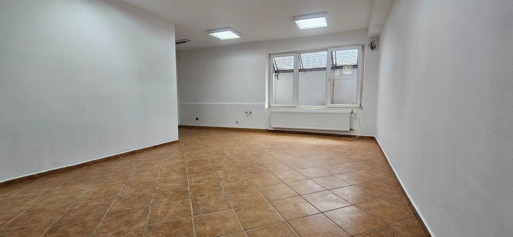 Posiadam do wynajęcia lokal użytkowy w centrum Bytowa , na Parterze  w ciągu handlowym