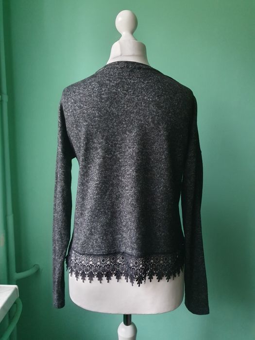 Uroczy haftowany sweterek z różami i koronką gothic