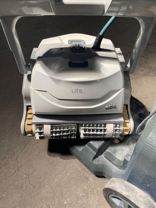 Dolphin LR6 - Robô de Limpeza para Piscina + Carrinho