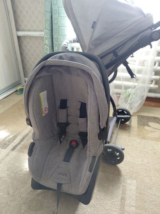 Дитяча коляска і автокрісло .