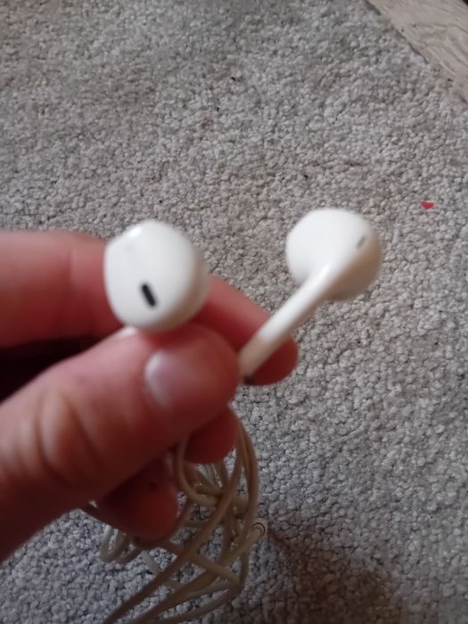 Białe przewodowe sluchawki iPhone