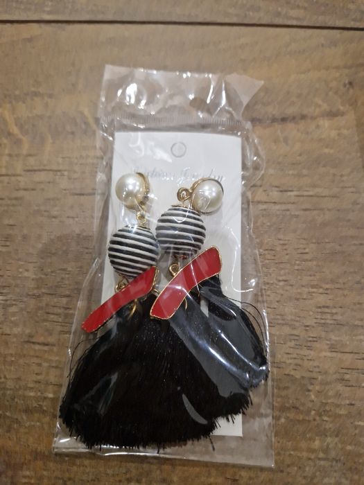 Brincos compridos pretos vermelhos e dourados novos