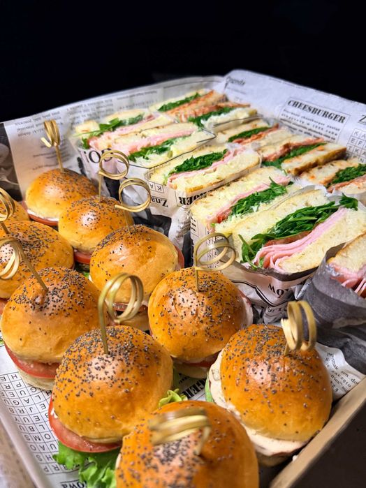Boxy cateringowe - focaccia, mini burgery, croissanty