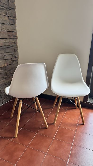 2 Cadeiras brancas