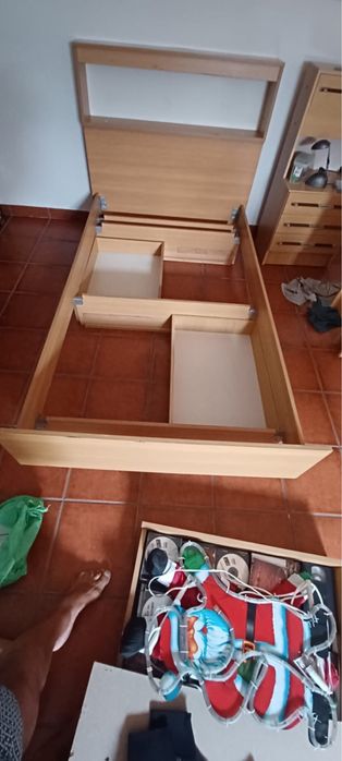 Vendo cama de solteiro com gavetas