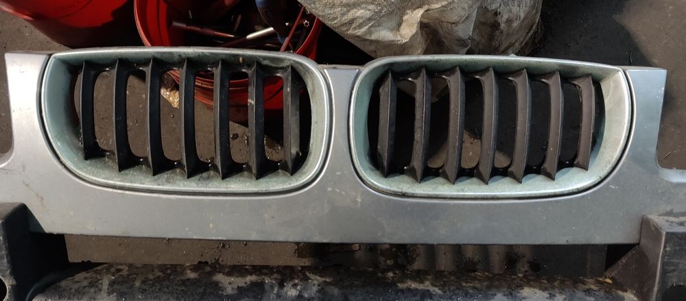 BMW X3 E83 grill atrapa nerki