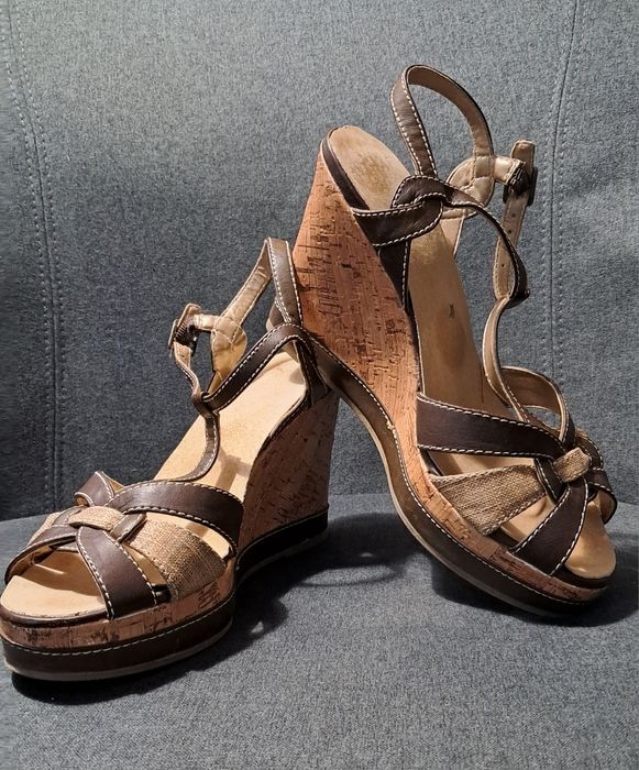 Sandałki na korkowej koturnie