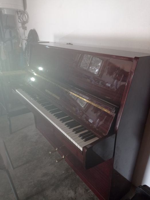 Piano vertical Grotian steinweg
