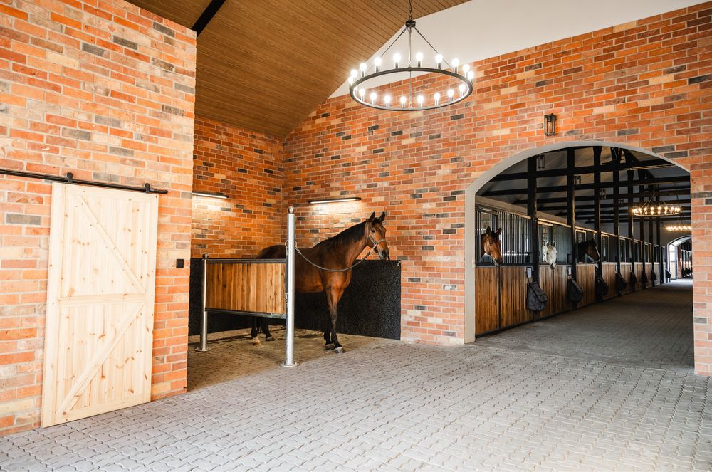 Sportowy ośrodek jeździecki w prestiżowej okolicy