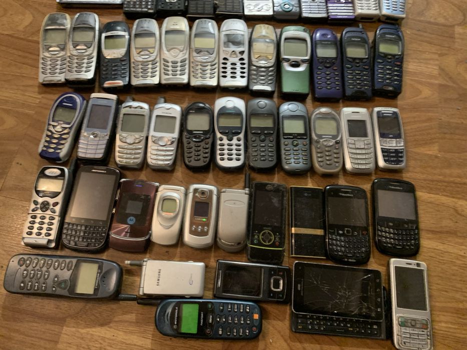 Лот мобильных телефонов !