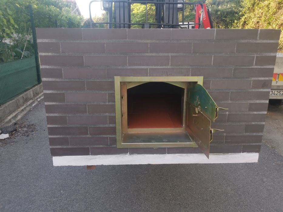 Forno de lenha com painel cinza