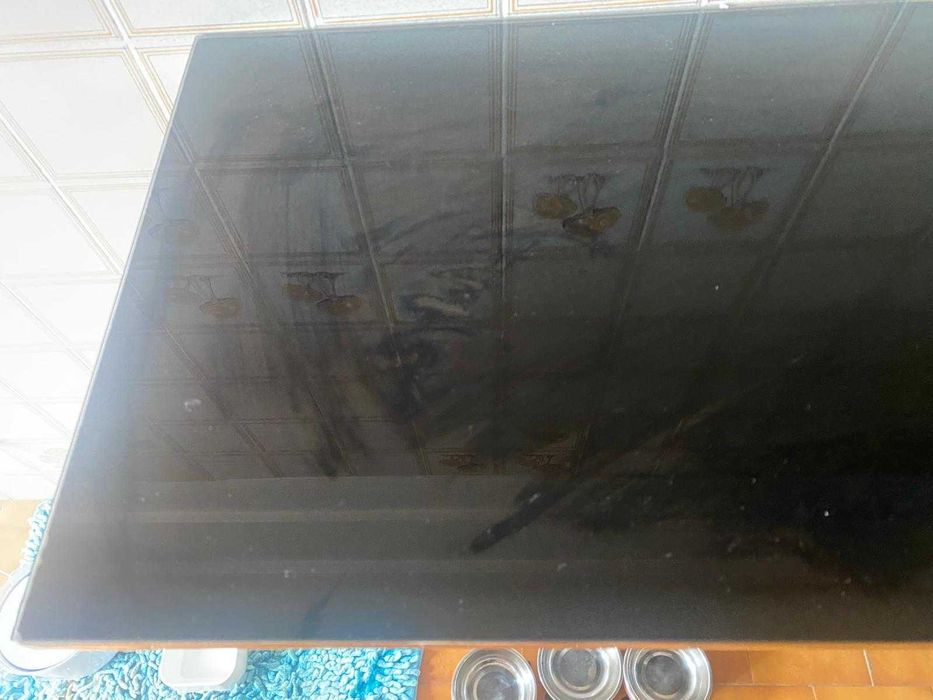 Bancada de parede em vidro e inox