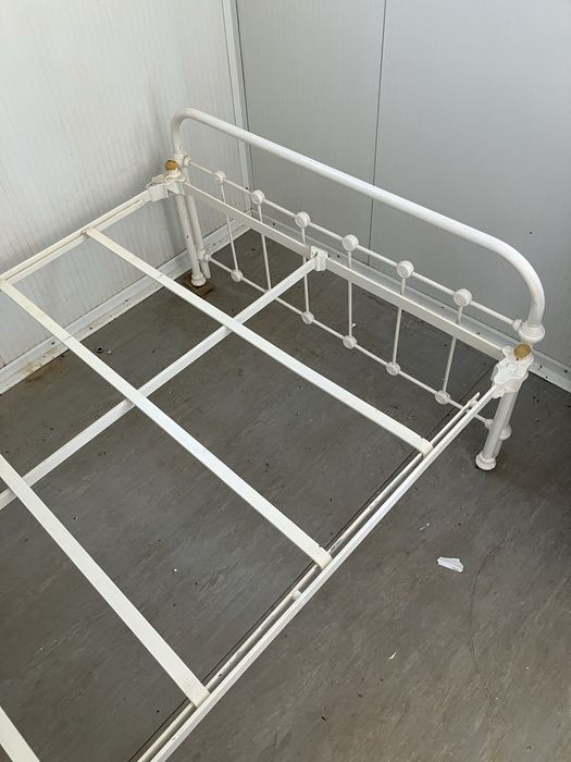 Cama de ferro corpo e meio