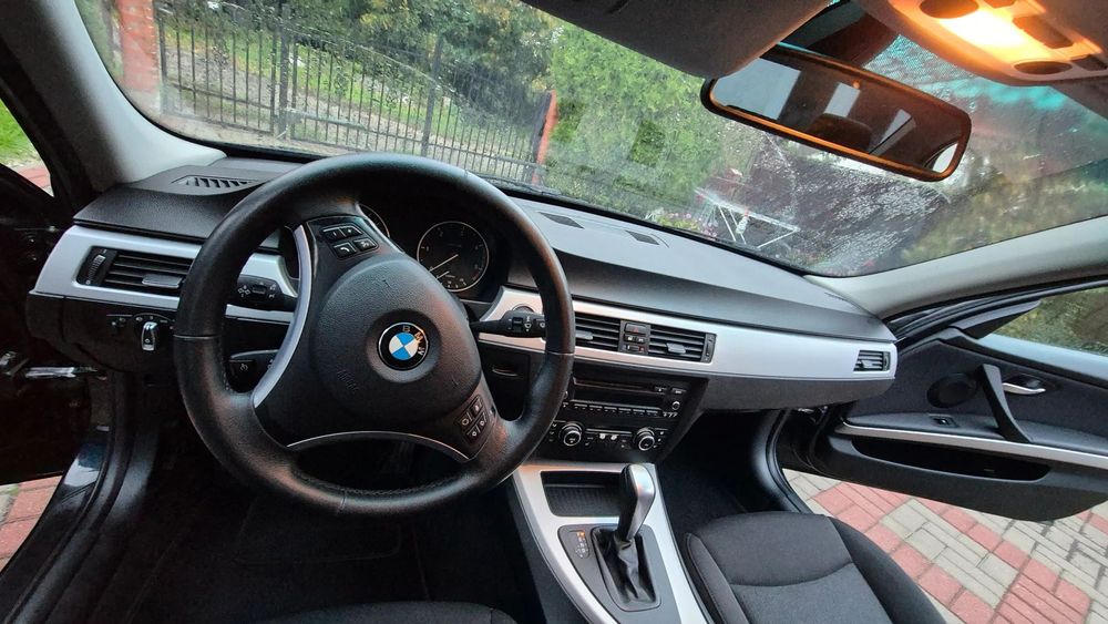 BMW Seria 3 BMW Seria 3 sedan 2009 rok
