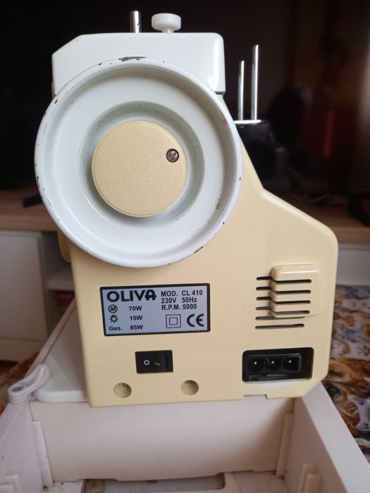 Máquina de costura oliva.