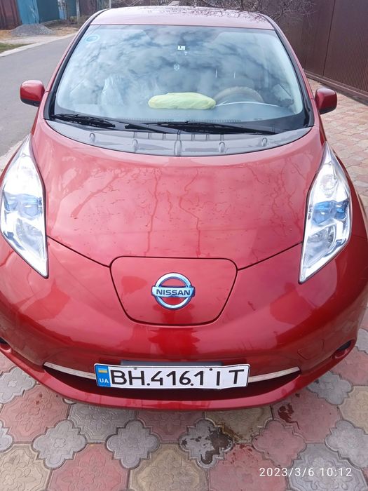 Продаю Nissan leaf
