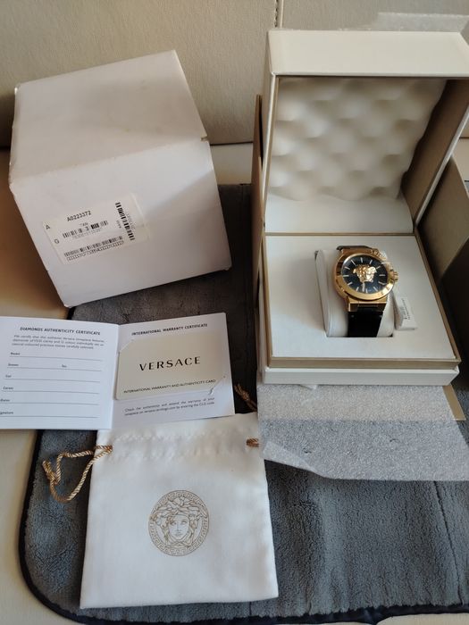 Zegarek  Versace VE7E00223