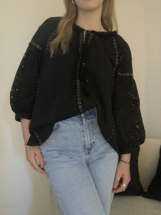 bufiasta bluzka boho czarna ze zdobieniami frędzelkami