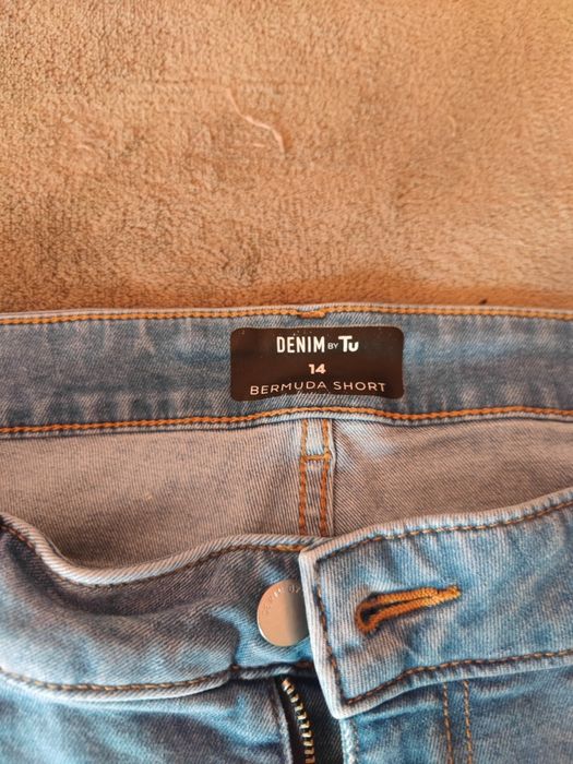 Продам джинсовые шорты