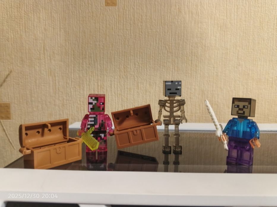 модельки лего, майнкрафт и неизвестная