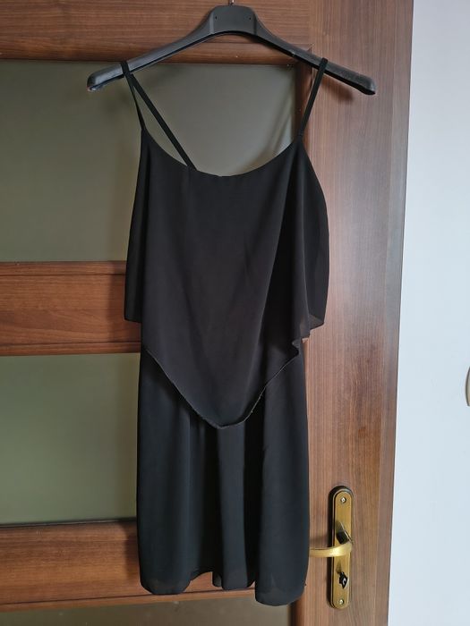 Czarna mini na ramiączkach z falbanką