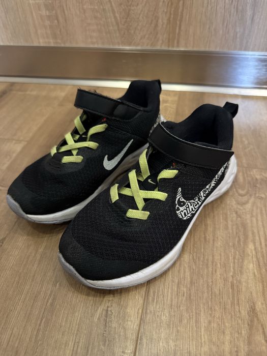 Продам дитячі кросівки Nike (28 розмір)