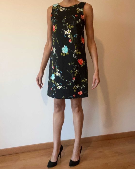Vestido Preto com Detalhes Florais