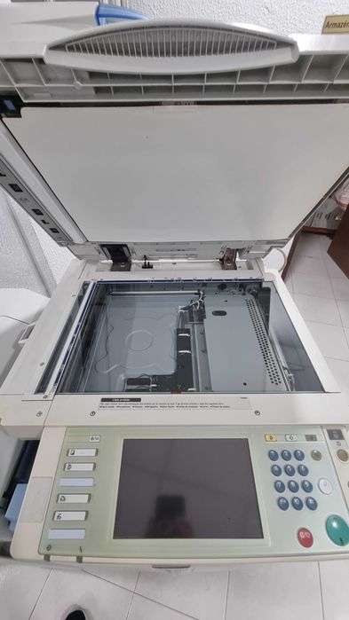 Impressora Multi-funções Grande Capacidade Ricoh MP C2500