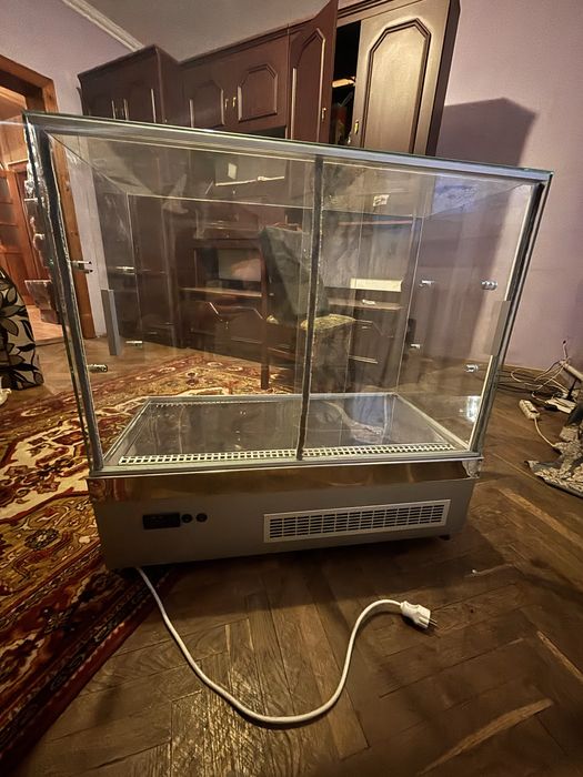 Продам холодильну вітрину, у використані не була