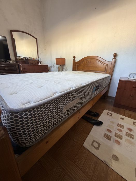 comuda, colchao e 2 mesas de cabeceira
