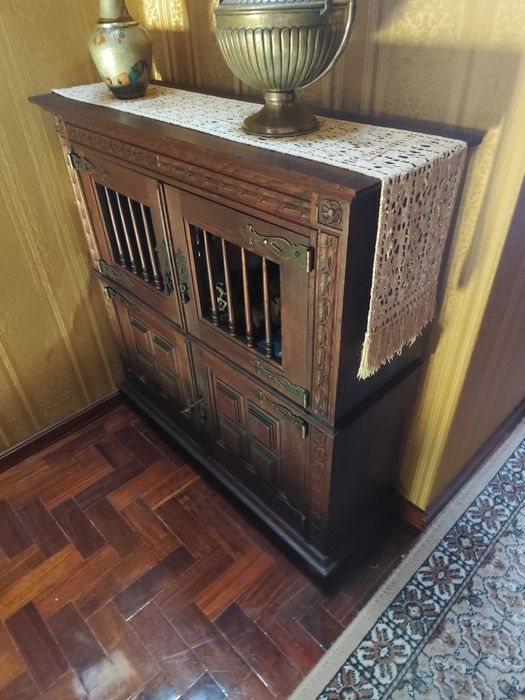 Móvel de madeira maciça, de loiça