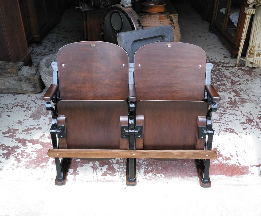 Par de cadeiras de cinema centenárias