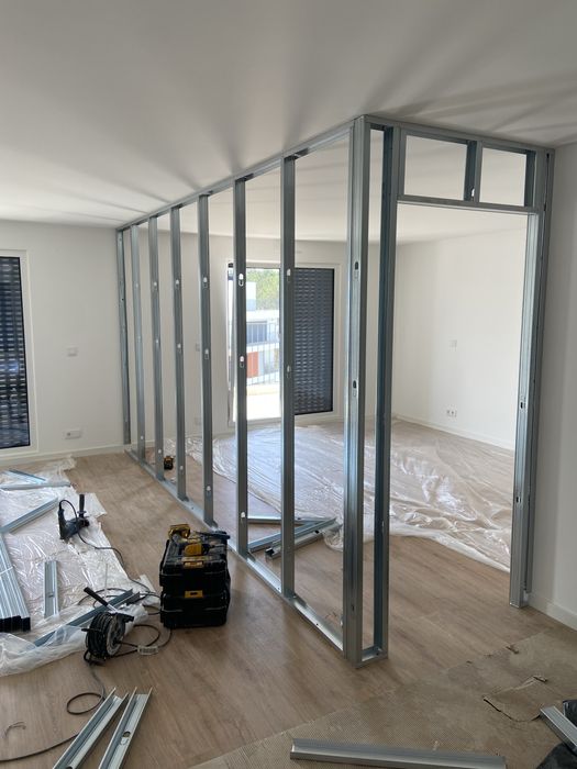 Montagem de pladur e barramento