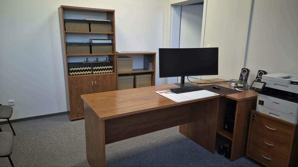 Komplet mebli biurowych, biurko plus regały