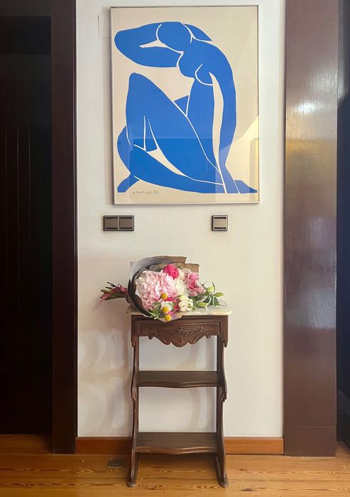 Mesa lateral vintage estilo Império com tampo em mármore