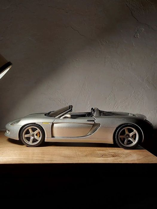 Модель 1/18  Porsche Carrera GT Maisto